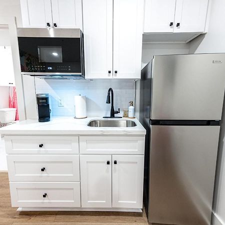 Pastel Tropics Studio Apartment กาลเวสตัน ภายนอก รูปภาพ